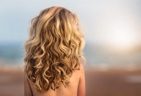 girl with curling hair